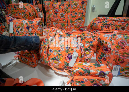 Il Vera Bradley boutique a Macy's flagship department store in Herald Square a New York lunedì 4 giugno, 2018. Vera Bradley, Inc. è prevista in relazione primo trimestre guadagni su Giugno 6, 2018 prima della campana. (Â© Richard B. Levine) Foto Stock