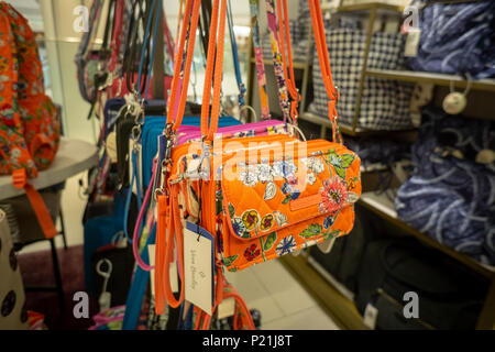 Il Vera Bradley boutique a Macy's flagship department store in Herald Square a New York lunedì 4 giugno, 2018. Vera Bradley, Inc. è prevista in relazione primo trimestre guadagni su Giugno 6, 2018 prima della campana. (Â© Richard B. Levine) Foto Stock