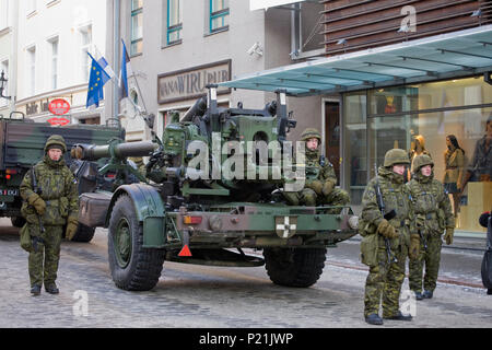 Le truppe di artiglieria e la raccolta annuale di Independence Day festival: Viru, Tallinn, Estonia Foto Stock