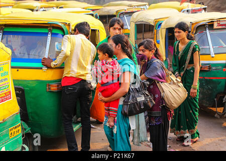 La popolazione locale in attesa di un tuk-tuk a Kinari Bazar in Agra, Uttar Pradesh, India. Agra è una delle più popolose città in Uttar Pradesh Foto Stock