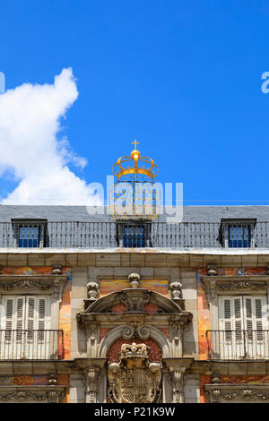 Royal Crest sulla Casa de la Panaderia, Plaza Mayor, Madrid, Spagna. Maggio 2018 Foto Stock