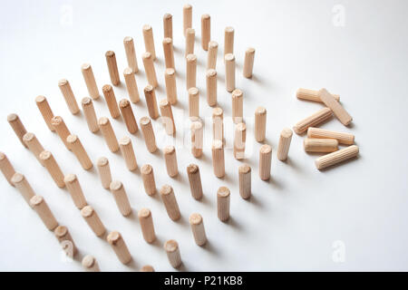 Pezzi di legno puzzle composizione astratta su sfondo bianco Foto Stock
