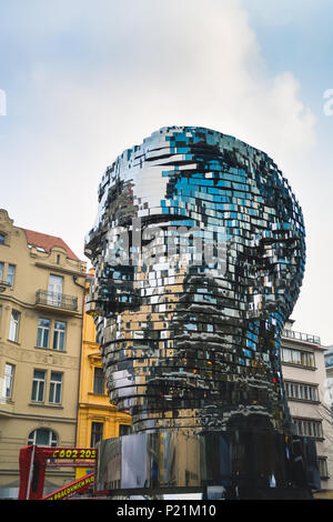 Il famoso 42 rotante-scultura di strato di Franz Kafka la testa da David Cerny, Praga Repubblica Ceca Foto Stock