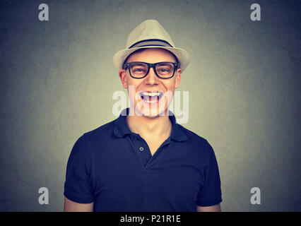 Giovani laughing man con il cappello e occhiali di protezione Foto Stock