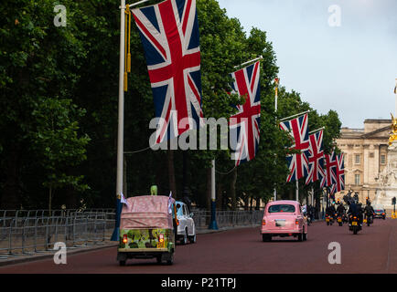 Una vista generale durante la sfilata dei Concours d'Elephant della famiglia Elephant lungo il Mall durante la fotocall a Londra. PREMERE ASSOCIAZIONE foto. Data foto: Martedì 12 giugno 2018. Una flotta personalizzata di 12 vetture Ambassador, otto motociclette Royal Enfield, un tuk tuk e un Gujarati Chagda compongono il Concours d'Elephant - una cavalcata di veicoli ispirati al designer, per antonomasia indiani - mentre trenta sculture di elefanti splendidamente decorate si leveranno in piedi sentinella attraverso la capitale, ambasciatori per i loro cugini in natura. Foto Stock