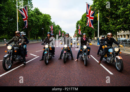 Elephant Family's Concours d'elephantcomposto da una flotta personalizzata di biciclette Royal Enfield, automobili Ambassador e un tuk tuk che sfilano lungo il Mall durante la fotocall a Londra. PREMERE ASSOCIAZIONE foto. Data foto: Martedì 12 giugno 2018. Una flotta personalizzata di 12 vetture Ambassador, otto moto Royal Enfield, un tuk tuk e un Gujarati Chagda, composta dai Concours d'Elephant, una cavalcata di veicoli indiani ispirati al designer, per antonomasia, mentre trenta sculture di elefanti splendidamente decorate saranno sentinella in tutta la capitale, ambasciatori per i loro cugini in natura. Foto Stock