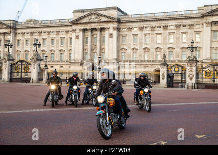 Flotta Royal Enfield personalizzata fuori da Buckingham Palace per il raid all'alba dei Concours d'Elephant della Famiglia degli Elefanti durante la fotocall a Londra. PREMERE ASSOCIAZIONE foto. Data foto: Martedì 12 giugno 2018. Una flotta personalizzata di 12 vetture Ambassador, otto motociclette Royal Enfield, un tuk tuk e un Gujarati Chagda compongono il Concours d'Elephant - una cavalcata di veicoli ispirati al designer, per antonomasia indiani - mentre trenta sculture di elefanti splendidamente decorate si leveranno in piedi sentinella attraverso la capitale, ambasciatori per i loro cugini in natura. Foto Stock