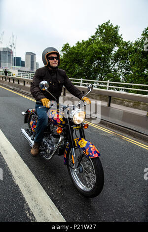 Jeremy Taylor di equitazione Dan Baldwin Royal Enfield moto su Waterloo Bridge durante il photocall a Londra. Stampa foto di associazione. Picture Data: martedì 12 giugno, 2018. Una flotta personalizzata di 12 Ambasciatore automobili, otto Royal Enfield moto, un tuk tuk e gujarati Chagda compone il 'Concours dâ€™Ã©lÃ©phantâ€™ - una cavalcata di designer, ispirato alla quintessenza veicoli indiano - mentre trenta splendidamente decorate sculture di elefante sarà presente lo stand sentinel tutta la capitale, ambasciatori per i loro cugini nel selvaggio. Foto Stock