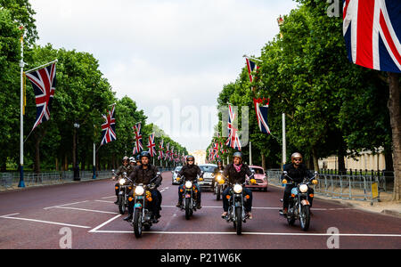 Elephant Family's Concours d'elephantcomposto da una flotta personalizzata di biciclette Royal Enfield, automobili Ambassador e un tuk tuk che sfilano lungo il Mall durante la fotocall a Londra. PREMERE ASSOCIAZIONE foto. Data foto: Martedì 12 giugno 2018. Una flotta personalizzata di 12 vetture Ambassador, otto moto Royal Enfield, un tuk tuk e un Gujarati Chagda, composta dai Concours d'Elephant, una cavalcata di veicoli indiani ispirati al designer, per antonomasia, mentre trenta sculture di elefanti splendidamente decorate saranno sentinella in tutta la capitale, ambasciatori per i loro cugini in natura. Foto Stock