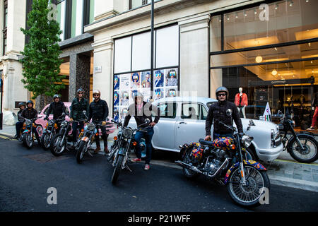 Elephant Family's Concours d'Elephant composto da una flotta personalizzata di biciclette Royal Enfield, automobili Ambassador e un tuk tuk parcheggiato fuori Selfridge's, Oxford Street durante la fotocall a Londra. PREMERE ASSOCIAZIONE foto. Data foto: Martedì 12 giugno 2018. Una flotta personalizzata di 12 vetture Ambassador, otto motociclette Royal Enfield, un tuk tuk e un Gujarati Chagda compongono il Concours d'Elephant - una cavalcata di veicoli ispirati al designer, per antonomasia indiani - mentre trenta sculture di elefanti splendidamente decorate saranno sentinella in tutta la capitale, ambasciatori per thei Foto Stock