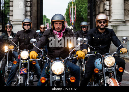 I Concours d'Elephant Family si compongono di una flotta personalizzata di biciclette Royal Enfield, vetture Ambassador e un tuk tuk che si sfilano attraverso Admiralty Arch durante la fotocall a Londra. PREMERE ASSOCIAZIONE foto. Data foto: Martedì 12 giugno 2018. Una flotta personalizzata di 12 vetture Ambassador, otto moto Royal Enfield, un tuk tuk e un Gujarati Chagda, composta dai Concours d'Elephant, una cavalcata di veicoli indiani ispirati al designer, per antonomasia, mentre trenta sculture di elefanti splendidamente decorate saranno sentinella in tutta la capitale, ambasciatori per i loro cugini in natura. Foto Stock