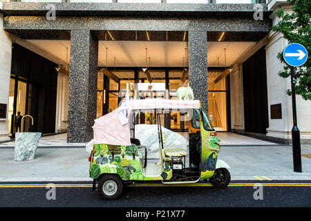 Elephant Family's Concours d'Elephant composto da una flotta personalizzata di biciclette Royal Enfield, automobili Ambassador e un tuk tuk parcheggiato fuori Selfridge's, Oxford Street durante la fotocall a Londra. PREMERE ASSOCIAZIONE foto. Data foto: Martedì 12 giugno 2018. Una flotta personalizzata di 12 vetture Ambassador, otto motociclette Royal Enfield, un tuk tuk e un Gujarati Chagda compongono il Concours d'Elephant - una cavalcata di veicoli ispirati al designer, per antonomasia indiani - mentre trenta sculture di elefanti splendidamente decorate saranno sentinella in tutta la capitale, ambasciatori per thei Foto Stock