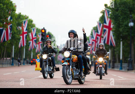 Personalizzato di Royal Enfield bike come parte della famiglia di elefanti 'Concours dâ€™Ã©lÃ©phantâ€™ parade giù al centro commerciale durante il photocall a Londra. Stampa foto di associazione. Picture Data: martedì 12 giugno, 2018. Una flotta personalizzata di 12 Ambasciatore automobili, otto Royal Enfield moto, un tuk tuk e gujarati Chagda compone il 'Concours dâ€™Ã©lÃ©phantâ€™ - una cavalcata di designer, ispirato alla quintessenza veicoli indiano - mentre trenta splendidamente decorate sculture di elefante sarà presente lo stand sentinel tutta la capitale, ambasciatori per i loro cugini nel selvaggio. Foto Stock