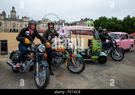 Elephant Family's Concours d'elephantcomposto da una flotta personalizzata di biciclette Royal Enfield, automobili Ambassador e un tuk stand per salutare a Horse Guards durante la fotocall a Londra. PREMERE ASSOCIAZIONE foto. Data foto: Martedì 12 giugno 2018. Una flotta personalizzata di 12 vetture Ambassador, otto moto Royal Enfield, un tuk tuk e un Gujarati Chagda, composta dai Concours d'Elephant, una cavalcata di veicoli indiani ispirati al designer, per antonomasia, mentre trenta sculture di elefanti splendidamente decorate saranno sentinella in tutta la capitale, ambasciatori per i loro cugini in natura. Foto Stock