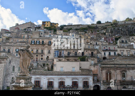 Una vista mozzafiato della città barocca di Modica dalla chiesa di San Pietro. Sicilia, Italia. Unesco patrimonio dell'umanità. Foto Stock