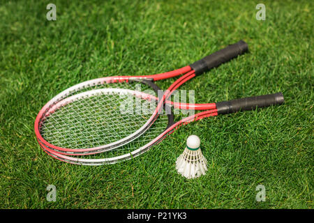 Close up di badminton racchette con volano sull'erba Foto Stock