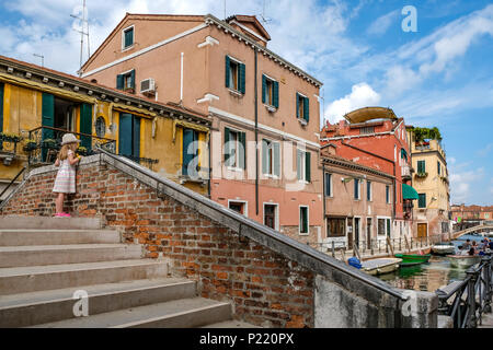 Ragazza giovane esplora le tranquille piazze e le piazze principali di Venezia, Italia. Una bella vacanza in famiglia ubicazione Foto Stock