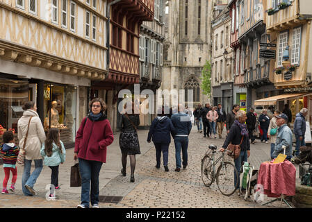 Rue Kereon nel centro medievale di Quimper, Finistère Bretagna, Francia Foto Stock