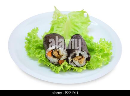 La cucina giapponese, Vagetarian tradizionale di riso giapponese maki sushi Roll roba con tofu e carote avvolte in Nori alghe servita sulla quercia verde isolato Foto Stock