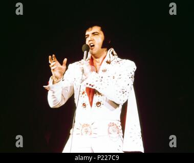 Il cantante americano Elvis Presley durante un concerto nel 1975. Foto Stock