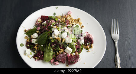 La barbabietola Insalata con formaggio, baby spinaci e noci. Cucina Europea. Alimenti biologici. Antipasto vegetariano. Uno stile di vita sano. Lato semplice dis Foto Stock