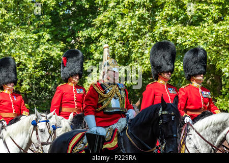 Il maresciallo di campo Lord Guthrie corre lungo il Mall a Trooping the Color, conosciuto anche come Queens Birthday Parade, Londra, Regno Unito 2018 Foto Stock