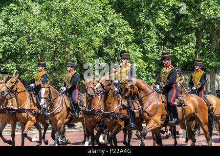 Soldati della truppa reale del re Artillery del cavallo che fanno il loro senso sul cavallo indietro lungo il Mall a Trooping il colore, Londra, Regno Unito, 2018 Foto Stock