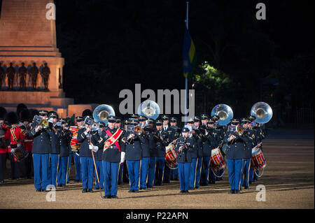 7 giugno 2018, Londra, Regno Unito. Esercito britannico battendo Retreat sera musica militare nella spettacolare sfilata delle Guardie a Cavallo. Credito: Malcolm Park/Alamy Foto Stock