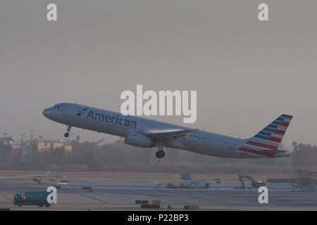 American Airlines Un Airbus A321 Jet in decollo presso l'Aeroporto Internazionale di Los Angeles LAX. La formazione di vapore al di sopra di dette alette come piano si solleva. Foto Stock