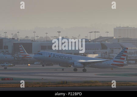 American Airlines Un Airbus A321 Jet in decollo presso l'Aeroporto Internazionale di Los Angeles LAX. La formazione di vapore al di sopra di dette alette come piano si solleva. Foto Stock