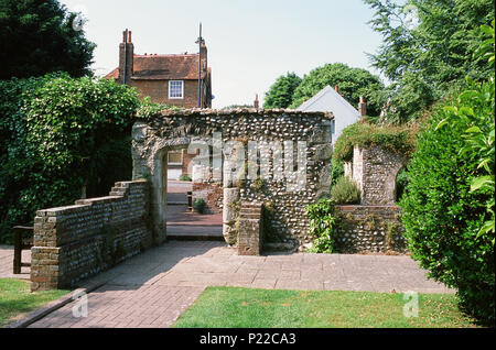 Resti del vecchio maniero nel quartiere del centro storico di Bexhill-On-Mare, East Sussex, Inghilterra meridionale Foto Stock