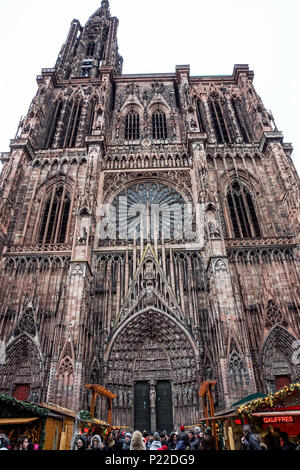 Strasburgo, Francia - 27 ottobre 2017: i turisti sono fodera fino di fronte alla Cattedrale di Nostra Signora o la Cattedrale di Notre-dame de Strasbourg, Cathedrale de Strasbourg, Strasbourg Minster . Foto Stock