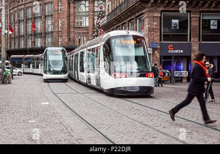 Strasburgo, Francia - 28 Dicembre 2017 : tram elettrico treno di Strasburgo società di trasporti pubblici (CTS) in esecuzione su una strada in città per una giornata invernale Foto Stock