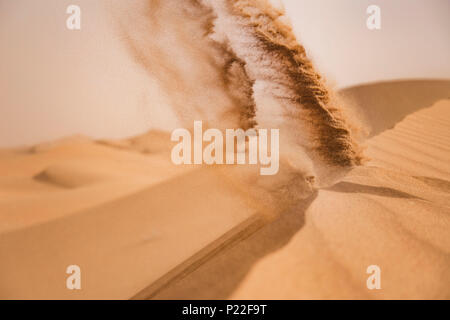 Il Marocco, Erg Chigaga, il deserto del Sahara, turbine Foto Stock