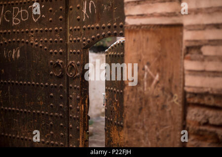 Il Marocco Marrakech, dettagli architettonici, la porta di una vecchia porta di legno Foto Stock