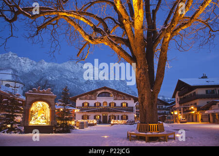 Square Mohrenplatz, alba, inverno, Garmisch-Partenkirchen, Baviera, Germania, Foto Stock