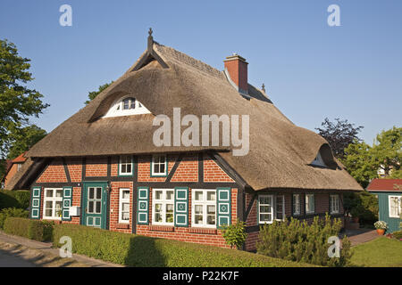 Tradizionale tetto in paglia, Casa del Mar Baltico spa Wustrow, penisola Fischland-Darss-Zingst, Meclemburgo-Pomerania Occidentale, Germania, Foto Stock