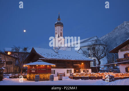 La chiesa e la vecchia casa colonica sulla piazza 'Mohrenplatz', Garmisch-Partenkirchen, Baviera, Germania, Foto Stock