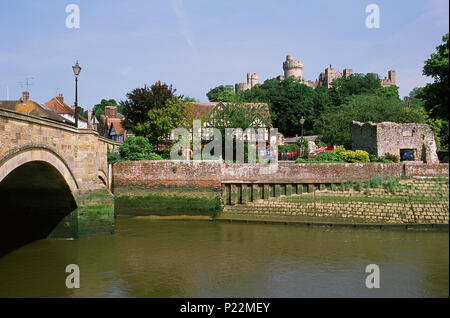 La città storica di Arundel, West Sussex, Regno Unito, dal fiume Arun, con il ponte e il Castello di Arundel Foto Stock