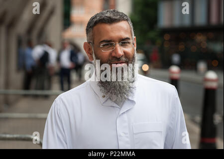 Old Bailey, Londra, Regno Unito. 27 Luglio, 2016. Predicatore radicale Anjem Choudary esce dalla Old Bailey a Londra. Foto Stock