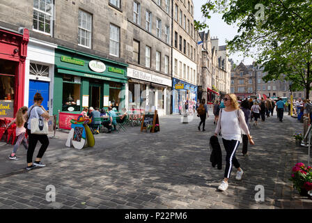 Il Grassmarket, Edimburgo. Scena di strada in una giornata di sole, Grassmarket, Edimburgo Città Vecchia, Edimburgo Scozia UK Foto Stock