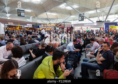 L'aeroporto di Stansted partenze, molto affollato a causa di cancellazioni di voli, l'aeroporto di Stansted, Essex London REGNO UNITO Foto Stock