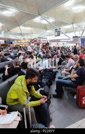 Stansted airport lounge di partenza, molto affollato a causa di cancellazioni di voli, l'aeroporto di Stansted, Essex London REGNO UNITO Foto Stock