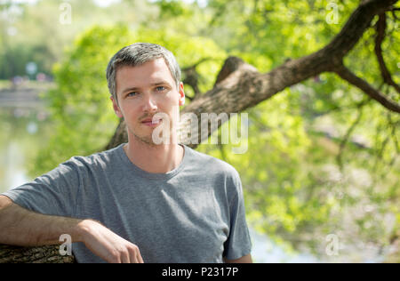 Ritratto di un giovane uomo nella sua 30s Foto Stock