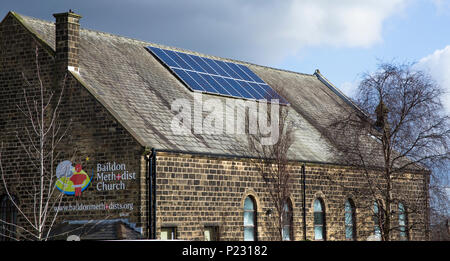 Panals solare sul tetto della chiesa Foto Stock