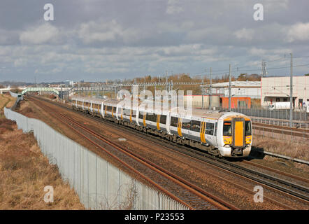 Una coppia di classe 375 elettrico unità multiple numeri 375607 e 375810 formano un sud-est servizio di treni a Sevington il 17 febbraio 2006. Foto Stock