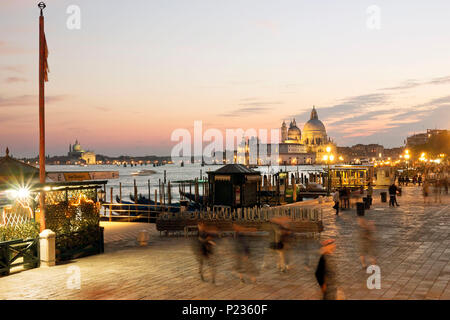 Il lungomare di Venezia al blue ora Foto Stock