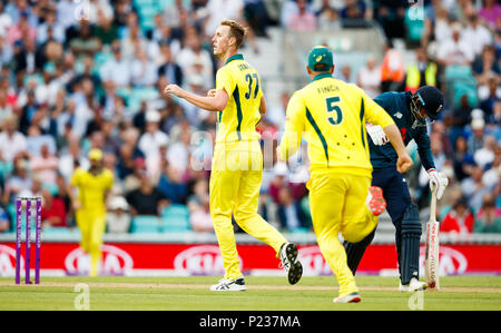 Australia's Billy Stanlake celebra il paletto di Inghilterra del Joe root (a destra) per 50 durante una giornata internazionale della corrispondenza alla Kia ovale, Londra. Foto Stock