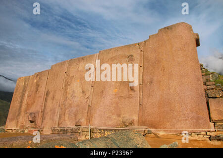 Parete di sei monoliti a Fortezza inca di Ollantaytambo, Perù. Ollantaytambo è stato il royal station wagon di Imperatore Pachacuti che conquistarono la regione. Foto Stock