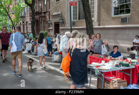 Gli amanti dello shopping ricerca di occasioni a Jane Street blocco Associazione Mercato delle Pulci in New York quartiere di Greenwich Village, sabato 2 giugno 2018. I residenti di Jane Street pulito fuori i loro armadi per il loro mercato delle pulci. (© Richard B. Levine) Foto Stock